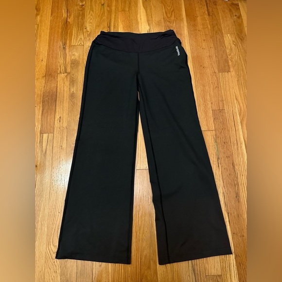 Reebok Women’s Black Flare Leggings Size Medium - Picture 2 of 6